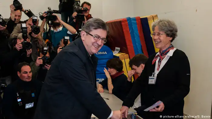 Frankreich - Präsidentschaftswahl: Jean-Luc Melenchon bei Stimmabgabe (picture-alliance/abaca/S. Boivin)