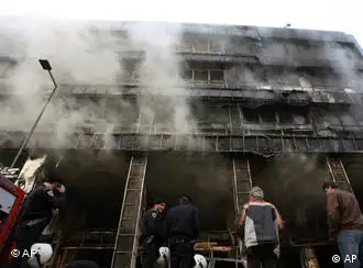 雅典街头被烧毁的房屋