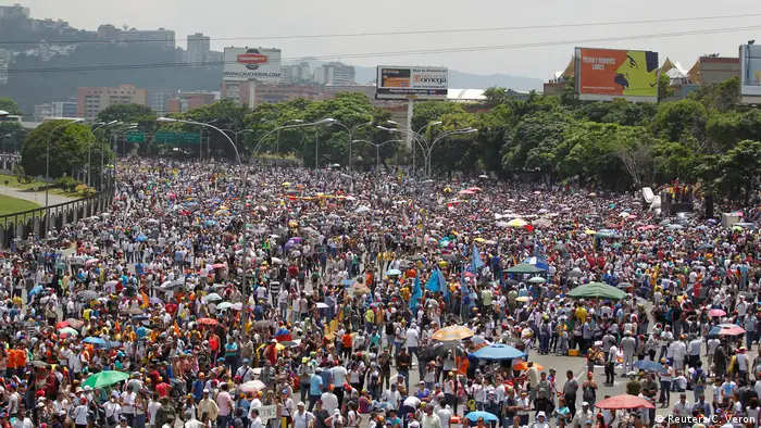 El pleno del Parlamento Europeo (PE) reclamó al Gobierno de Venezuela de Nicolás Maduro que ponga sobre la mesa un calendario electoral que permita celebrar lo antes posible unos comicios libres y transparentes. 27.04.2017