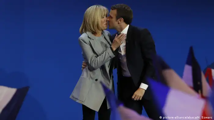 Frankreich Präsidentschaftswahl 2017 | Emmanuel Macron & Ehefrau Brigitte Trogneux (picture-alliance/abaca/H. Szwarc)
