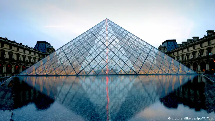 Frankreich Paris - Glaspyramide des Louvre-Museums