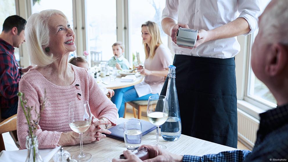 Pagar En El Restaurante Zahlen Bitte Aprender Aleman Con Dw