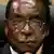 ARCHIV - Robert Mugabe (Archivfoto vom 09.11.2008). Drei Monate hat es gedauert, bis Präsident Robert Mugabes Regierung Warnungen der Hilfsorganisationen ernst genommen und SOS gefunkt hat. Während seine Schergen weiter den mitunter aufkeimenden Widerstand niederknüppeln oder durch Einschüchterungen einzugrenzen versuchen, ufert die Not aus. Nun soll die Weltöffentlichkeit richten, was er bei seinem Ringen um die Macht billigend in Kauf genommen hat: den totalen Kollaps des einstigen Musterstaates. Foto: JON HRUSA (zu dpa-KORR "Simbabwes Kollaps mündet in einen verzweifelten Überlebenskampf") +++(c) dpa - Bildfunk+++