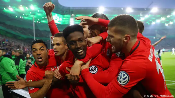 Fußball DFB-Pokal Borussia Mönchengladbach - Eintracht Frankfurt (Reuters/K. Pfaffenbach)