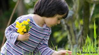Kind plückt Blumen im Internationalen Garten Bonn