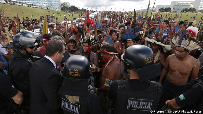 Indigenous from various ethnic groups negotiate with police