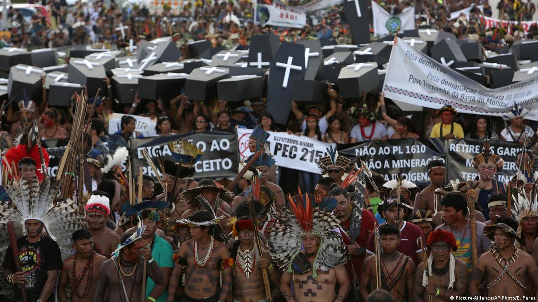 DF - Brasilia - 25/04/2017 - Manifestacao Indigena - Varias tribos Indigenas  de todo o Brasil promoveram uma