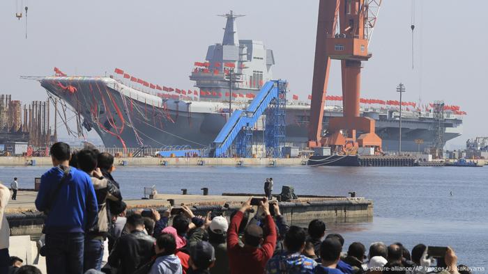 China Einweihung Flugzeugträger in Dalian (picture-alliance/AP Images/J. Nakayama)