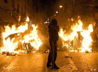 Demonstrant vor Feuer (Quelle: AP)