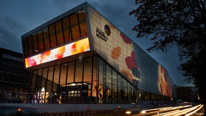 Hinter diesem bunten futuristischen Neubau in Dortmund verbirgt sich das Deutsche Fußballmuseum, eröffnet 2015 als Museum des Deutschen Fußball-Bundes. Doch es geht hier nicht nur um Sport: Über den Fußball hinaus werden gesellschaftspolitische Themen angesprochen. Warum bekamen die Fußballfrauen 1989 für ihren Europameistertitel nur ein Kaffeeservice? 