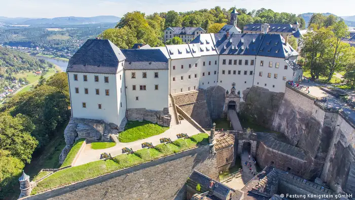 Romantisch liegt die Festung über der sächsischen Schweiz. Auf dem 9,5 Hektar großen Areal mit über 60 Bauwerken gibt die neue Dauerausstellung einen Überblick der 800-jährigen Geschichte von Burg und Festung. Mehr als 20 Jahre hatte das Museum seit der Wende Exponate gesammelt, denn 1945 wurde die Burg den Sachsen leer übergeben. 