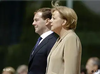 去年6月5日，默克尔与梅德维杰夫在柏林联邦总理府