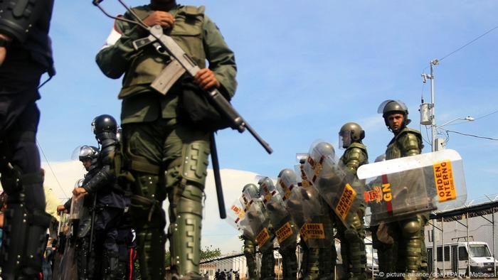Venezuela Mitglieder der Streitkräfte und Polizei stehen Wache (picture alliance/dpa/EPA/H. Matheus)