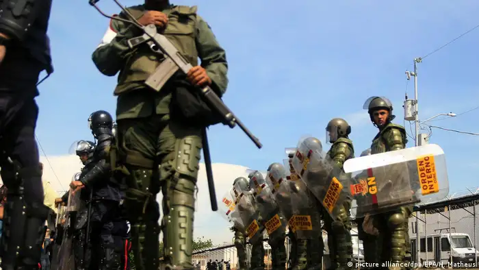 Venezuela Mitglieder der Streitkräfte und Polizei stehen Wache (picture alliance/dpa/EPA/H. Matheus)