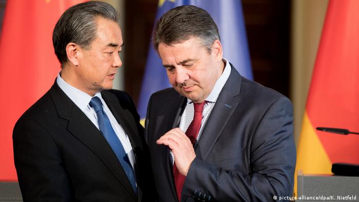 Deutschland Sigmar Gabriel und Wang Yi in Berlin
