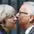 Ein Kuss vor der Trennung: Theresa May und Jean-Claude Juncker