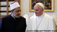 ARCHIV 2016*****FILE - In this Monday, May 23, 2016 file photo, Sheikh Ahmed el-Tayeb, Grand Imam of Al-Azhar Mosque, talks with Pope Francis during a private audience in the Apostolic Palace, at the Vatican. Pope Francis is facing a religious and diplomatic balancing act as he heads to Egypt this weekend, hoping to comfort its tiny Christian community after a spate of Islamic attacks while seeking to improve relations with Egypt's Muslim leaders. (Max Rossi/Pool photo via AP)