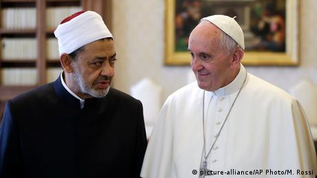 El Día de la Fraternidad Humana se celebra el 4 de febrero en conmemoración de la firma del documento por la Fraternidad Humana por el papa Francisco y el gran imán de Al-Azhar, ocurrido en esa fecha de 2019 en Abu Dabi.