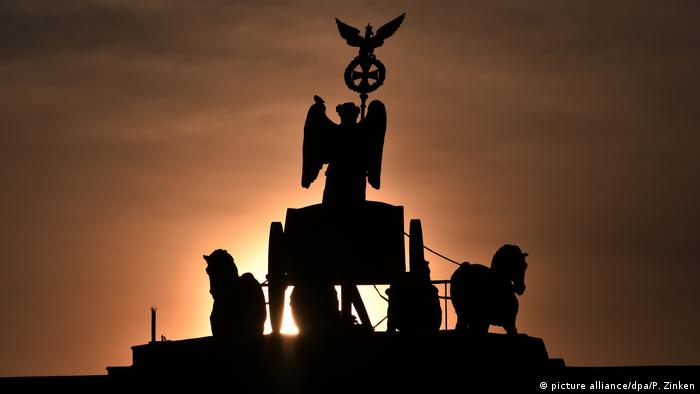 La Cuadriga que corona la Puerta de Brandeburgo es uno de los símbolos de Alemania. La escultura, creada por Johann Gottfried Schadow, mide 5 m de altura. La diosa Victoria lleva un carruaje tirado por cuatro caballos en dirección a la ciudad. En 1806, después de la batalla de Jena, fue exhibida por Napoleón en París como trofeo de guerra. El general Ernst von Pfuel la recuperó para Alemania. 