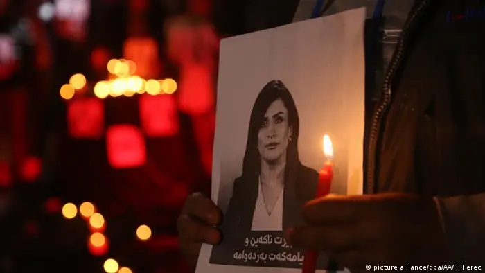 Ein Foto der im Irak getöteten Journailstin Shifa Gardi steht inmitten vieler Kerzen. (Foto: picture alliance/dpa/AA/F. Ferec)