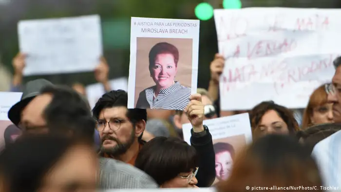 Bei einer Demonstration halten viele Menschen ein Porträt der ermordeten Journalisten Miroslava Breach hoch. (Foto: picture-alliance/NurPhoto/C. Tischler)