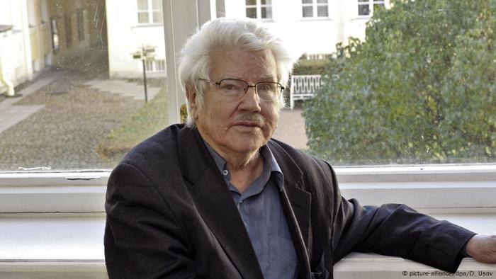 Tras una golpiza en calles de San Petersburgo Nikolai Andruschtschenko sucumbió a sus heridas el 19 de abril de 2017, a los 73 años de edad. El periodista escribió sobre violaciones de los derechos humanos y delincuencia. En su último reportaje, Nikolai Andruschtchenko investigó sobre como el presidente Wladimir Putin había llegado al poder.a través de enlaces criminales y la KGB. 