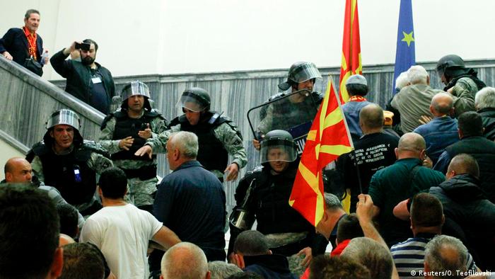 Mazedonien Proteste im Parlament in Skopje