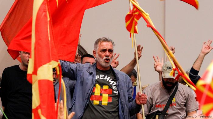 Mazedonien Proteste im Parlament in Skopje