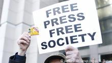 FILE - epa05238766 A protestor holds a placard and a press card with his mouth covered in tape before trial of Can Dundar, an editor of the Cumhuriyet newspaper and Cumhuriyet Newspaper Ankara bureau chief Erdem Gul at Istanbul Courthouse in Istanbul, Turkey, 01 April 2016. EPA/SEDAT SUNA (zu dpa Türkei schließt Zeitungen und Fernsehsender - «Säuberung» der Armee vom 28.07.2016) +++(c) dpa - Bildfunk+++ |
