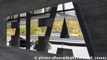 ARCHIV - Das Logo der FIFA ist am 31.03.2017 außen am Hauptsitz des Weltfußballverbandes in Zürich (Schweiz) zu sehen. (zu dpa-Meldung: «Schweiz» vom 31.03.2017) Foto: Ennio Leanza/KEYSTONE/dpa +++(c) dpa - Bildfunk+++ |