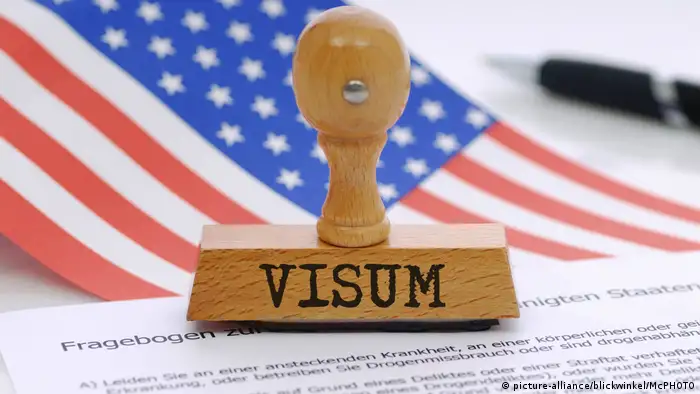 Stempel visum Symbolbild zu strengen Einreisekontrollen in die USA, picture symbolising strict control for entering the USA (picture-alliance/blickwinkel/McPHOTO)