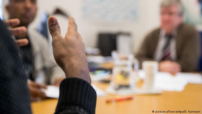 Deutschland Symbolbild Identitätsprüfung von Flüchtlingen