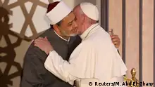 28.04.2017 *** Pope Francis embraces Al-Azhar's Grand Imam Ahmed al-Tayeb during a meeting at Cairo, Egypt April 28, 2017. REUTERS/Mohamed Abd El-Ghany