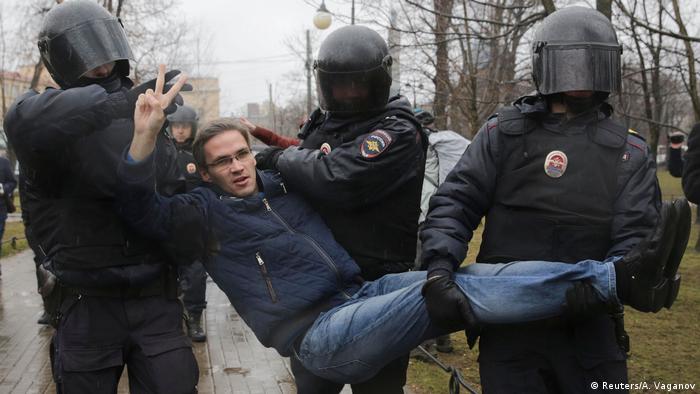 Питерские полицейские уносят участника акции протеста, апрель 2017 года