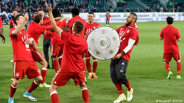 Fußball 1. Bundesliga VfL Wolfsburg FC Bayern München after winning the Bundesliga Meisterschaft (Reuters/F. Bimmer)