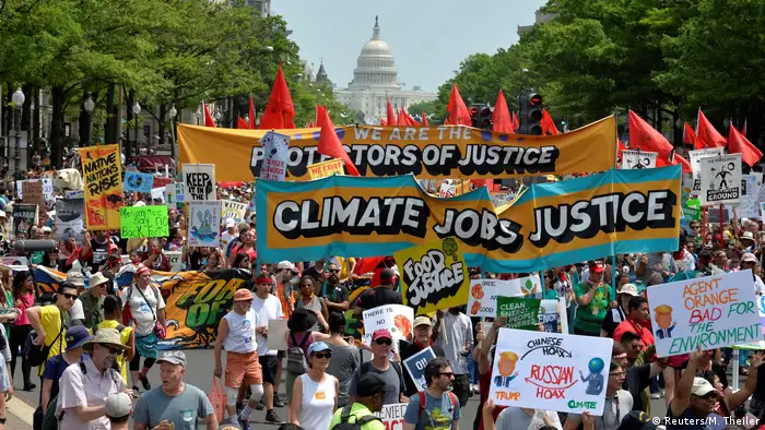 Demonstrators gather for People's Climate March in Washington (Reuters/M. Theiler)