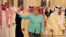 Bundeskanzlerin Angela Merkel (CDU) geht am 30.04.2017 in Dschidda (Saudi-Arabien) neben König Salman (r) durch den Königspalast. Bei ihrem eintägigen Besuch in der Hafenstadt will sie den Gipfel der 20 Industrie- und Schwellenländer im Juli in Hamburg vorbereiten. Foto: Kay Nietfeld/dpa +++(c) dpa - Bildfunk+++ | Verwendung weltweit