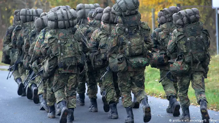 Bundeswehr Soldaten Tarnuniform