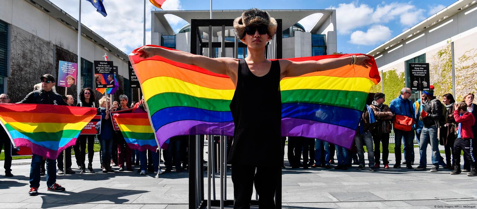 HRW: Chechen officials complicit in humiliation of gay men – DW – 05/26/2017