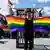 Протестующие против преследований гомосексуалов в Чечне стоят с радужными флагами в Берлине