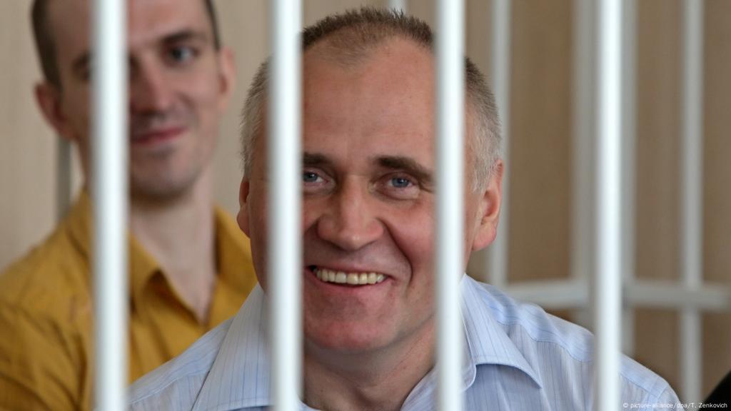 Супруг работает над узким проходом жены Супруг работает над узким проходом жены
