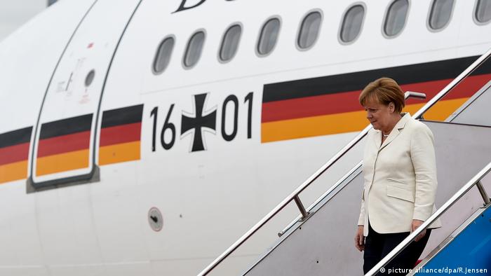 Angela Merkel leaving the Konrad Adenauer (picture alliance/dpa/R.Jensen)