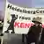 Indonesische Bäuerin Gunarti protestiert bei 1. Mai Demo in Berlin gegen HeidelbergCement