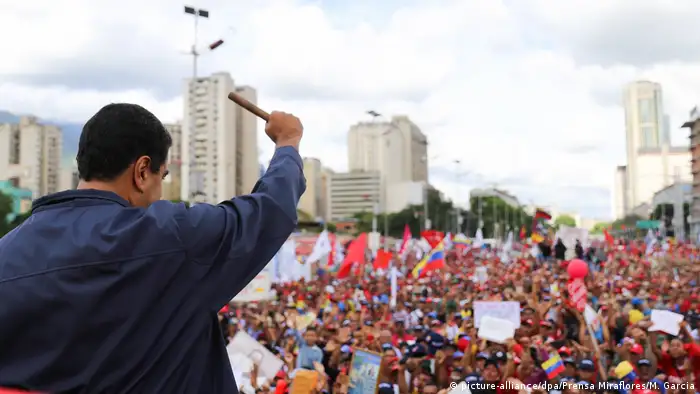 El presidente Nicolás Maduro se dirige a una multitud en Caracas.