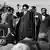 Foto histórica mostra Khomeini saudando seus correligionários 