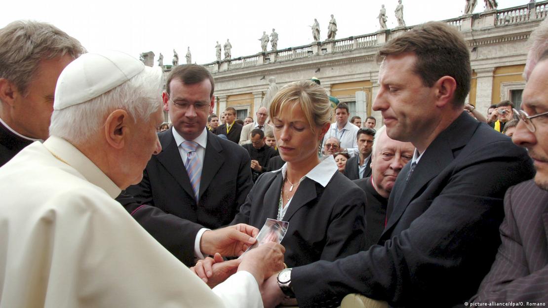 Britain's Kate (C) and Gerry McCann (R), the parents of abducted four year old Madeleine McCann, show the pH๏τo of their daughter to Pope Benedict XVI (L) at the end of weekly general audience in Saint Peter's Square in Vatican on 30 May 2007.