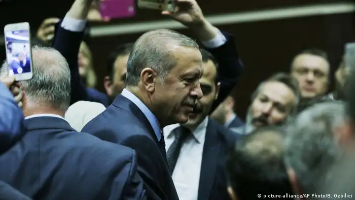 Türkei Erdogan in Regierungspartei AKP zurückgekehrt (picture-alliance/AP Photo/B. Ozbilici)