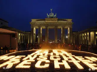 世界人权日六十周年之际，柏林民众在勃兰登堡门组建的“人权”字样