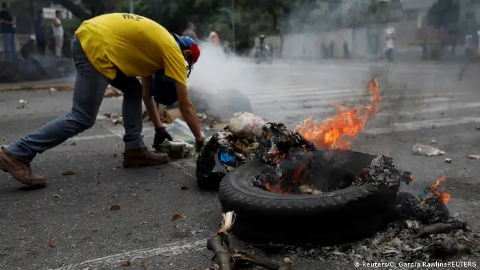 Venezuela | Demonstranten blockieren Straße (Reuters/C. Garcia RawlinsREUTERS)
