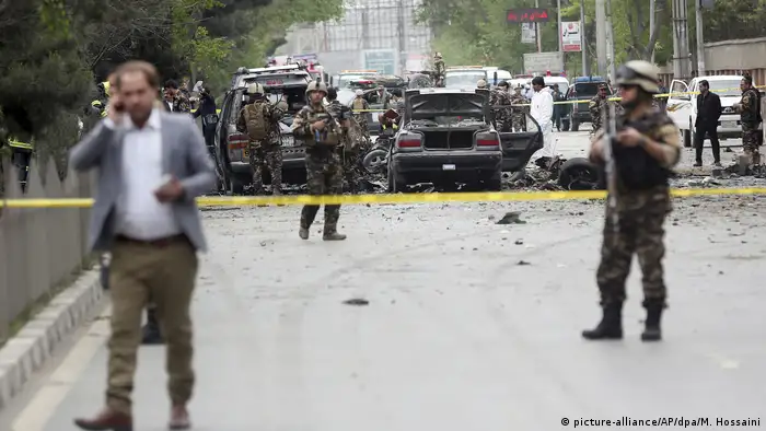 Afghanistan Anschlag auf Nato-Konvoi in Kabul (picture-alliance/AP/dpa/M. Hossaini)